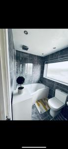 ein Badezimmer mit einer Badewanne, einem WC und einem Waschbecken in der Unterkunft Master room in Bristol