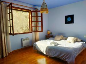 a bedroom with a bed and a window at Villa Les Chariotins in Draguignan
