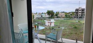 O grădină în afara SANDSTONE LUXURY 2 BEDROOM APARTMENT with LIFT and COMMON POOL