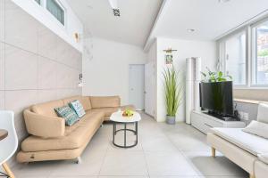 ソウルにあるSeochon Secret Cave Houseのソファとテレビのあるリビングルーム