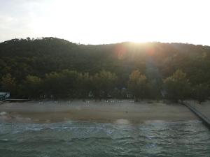 una spiaggia con un gruppo di persone sulla riva di Sandy Beach Bungalows a Koh Rong Sanloem