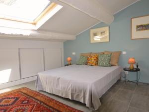 um quarto com uma cama e uma clarabóia em Appartement Mèze, 3 pièces, 4 personnes - FR-1-604-10 em Mèze