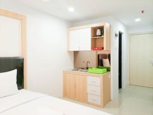 uma cozinha com um lavatório e um balcão em Brand New Studio at De Prima Apartment Medan By Travelio em Medan