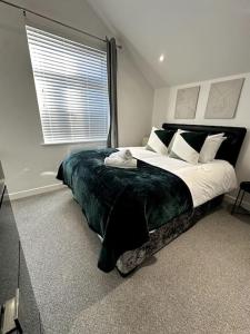a bedroom with a large bed and a window at Cosy 1 Bedroom Apartment In Cardiff in Cardiff