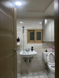 een badkamer met een wastafel en een toilet bij Aufn Orange Bulb in Seoul