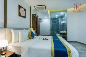 Postel nebo postele na pokoji v ubytování Ciao Saigon 2 Hotel