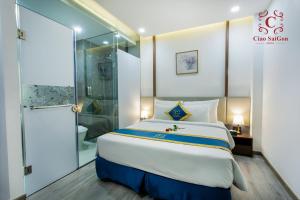 Postel nebo postele na pokoji v ubytování Ciao Saigon 2 Hotel