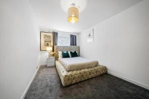 a bedroom with a bed and a couch at Modern Deluxe 1 Bed Apartment London Bridge Bermondsey - Perfect for Long Stays in London