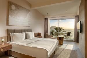 1 dormitorio con cama grande y ventana grande en Arin Resort Bodrum, en Turgutreis
