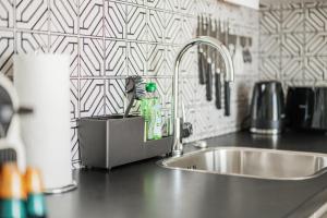 O bucătărie sau chicinetă la Modern Living Apartments Vienna, 15 min to center +119 fotografii