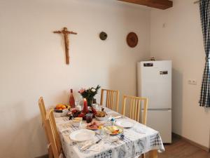 uma mesa de jantar com uma cruz na parede em FW Sofia em Zwiesel