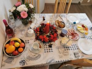 uma mesa com um prato de frutas e uma vela em FW Sofia em Zwiesel