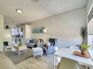 Posezení v ubytování The Cosy Corner - Your Chic Adelaide Base