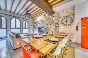 comedor y sala de estar con mesa de madera y sillas en Mercat 16, en Sa Pobla