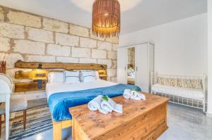 1 dormitorio con 1 cama con toallas sobre una mesa de madera en Mercat 16, en Sa Pobla