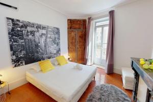 a living room with a bed and a large window at Mas Saint Côme - Superbe appartement 4 chambres Centre Historique in Montpellier