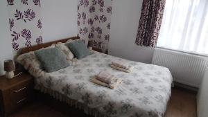 a bedroom with a bed with two towels on it at Rooftop View in Predeluţ