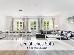 ein Wohnzimmer mit Sofa und Tisch in der Unterkunft Bio Ferienhof Wichtelweide - Fewo Calendula in Fehmarn