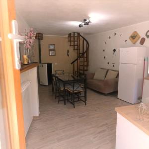 een keuken en een woonkamer met een tafel en stoelen bij SCAPPO IN UMBRIA, Vicoletto in Porchiano