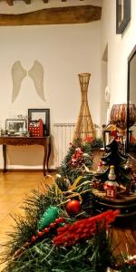 un soggiorno con un albero di Natale sul pavimento di Casa Marianna - Centro storico a Foligno