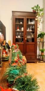 un árbol de Navidad delante de un armario en Casa Marianna - Centro storico, en Foligno