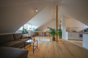 un soggiorno con divano e tavolo di Modernes und helles Apartment im Loft Stil a Heidelberg