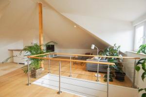 ein Wohnzimmer mit einem Tisch und einigen Pflanzen in der Unterkunft Modernes und helles Apartment im Loft Stil in Heidelberg