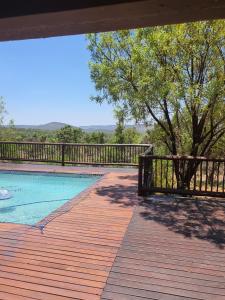 una piscina en una terraza con una valla en Elements Golf Reserve House 303, en Moheme