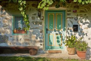 une porte et un banc devant un bâtiment dans l'établissement Pri Mačku, à Tolmin