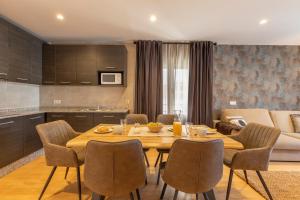 una cucina e una sala da pranzo con tavolo e sedie in legno di BiBo Suites Sierra Nevada a Sierra Nevada