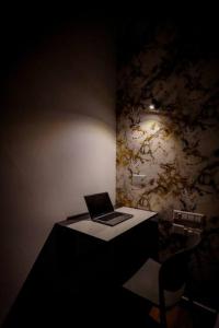 Una computadora portátil sobre un escritorio en una habitación. en Cozy 3 BHK PoolVilla near Nagerhole National park., en Wayanad