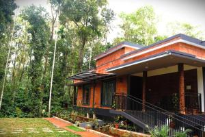 una casa en medio de un bosque en Cozy 3 BHK PoolVilla near Nagerhole National park., en Wayanad