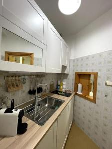 A kitchen or kitchenette at La Casetta dell Horizonte