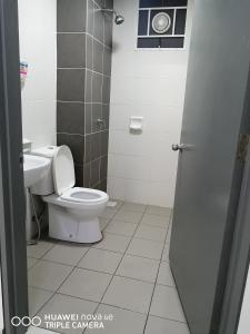 La salle de bains est pourvue de toilettes et d'un lavabo. dans l'établissement Jannah Guest House Putrajaya, à Putrajaya