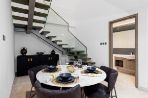Fotografie z fotogalerie ubytování Maison Privee - Exquisite Duplex with Private Patio & Loft Living v Dubaji