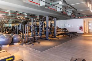 Fitness centrum a/nebo fitness zařízení v ubytování Maison Privee - Exquisite Duplex with Private Patio & Loft Living