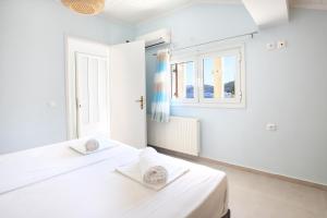 Postel nebo postele na pokoji v ubytování Filalithis Studios & Apartments