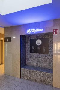 un cartello su un muro in un edificio di City Stay Vienna – Lugeck a Vienna