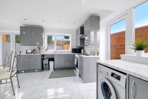 a kitchen with stainless steel appliances and a dishwasher at 3 Bedroom House with Parking in Windsor - Family and Contractor friendly in Windsor