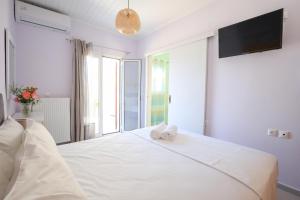 Postel nebo postele na pokoji v ubytování Filalithis Studios & Apartments