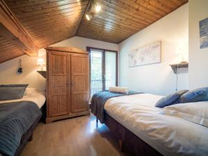 - une chambre avec deux lits et un plafond en bois dans l'établissement Appartement Morzine, 4 pièces, 6 personnes - FR-1-627-31, à Morzine