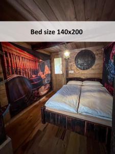 Una cama o camas en una habitación de Glamping Paradise Škatlar