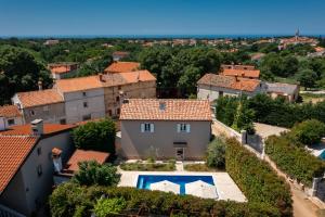 Luftaufnahme eines Hauses mit Swimmingpool in der Unterkunft Villa Vin - Pool, ruhig, strandnah, Klimaanlage, Außenküche, Meeresnähe, Gästebetreuer in Babići