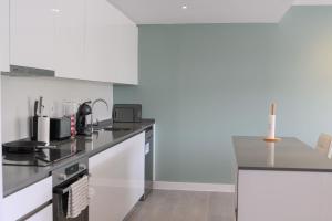 kuchnia z czarno-białym blatem i blatem w obiekcie Modern 3 bedroom apartment in Mijas Costa - Vitta Nature w mieście Mijas Costa