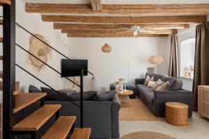 ein Wohnzimmer mit Sofa und Tisch in der Unterkunft Villa Vin - Pool, ruhig, strandnah, Klimaanlage, Außenküche, Meeresnähe, Gästebetreuer in Babići