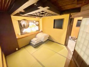 einen Blick über ein Zimmer mit gelben Wänden in der Unterkunft Hostel Ko-fu in Osaka