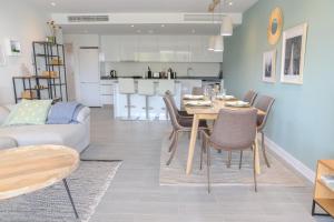 Kuchyňa alebo kuchynka v ubytovaní Modern 3 bedroom apartment in Mijas Costa - Vitta Nature + 27 fotografií