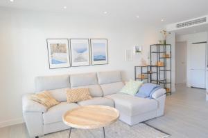 Sala de estar blanca con sofá y mesa en Modern 3 bedroom apartment in Mijas Costa - Vitta Nature en Mijas Costa