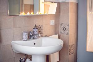 bagno con lavandino bianco e specchio di Appartamento - Borgo55 - Centro Paese a Bosco Chiesanuova