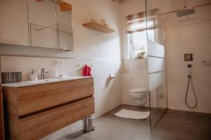 Kúpeľňa v ubytovaní Meine Auszeit – das ferienhaus + 37 fotografií